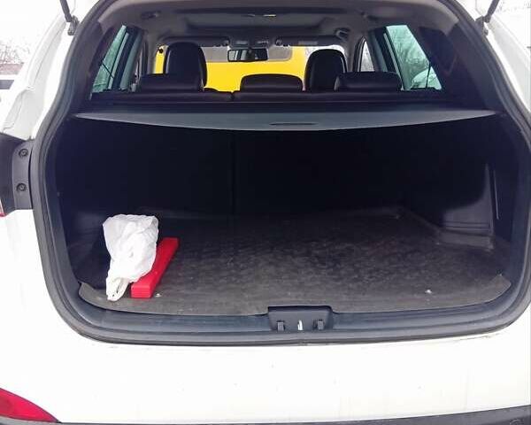 Белый Хендай их35, объемом двигателя 2 л и пробегом 202 тыс. км за 12500 $, фото 1 на Automoto.ua