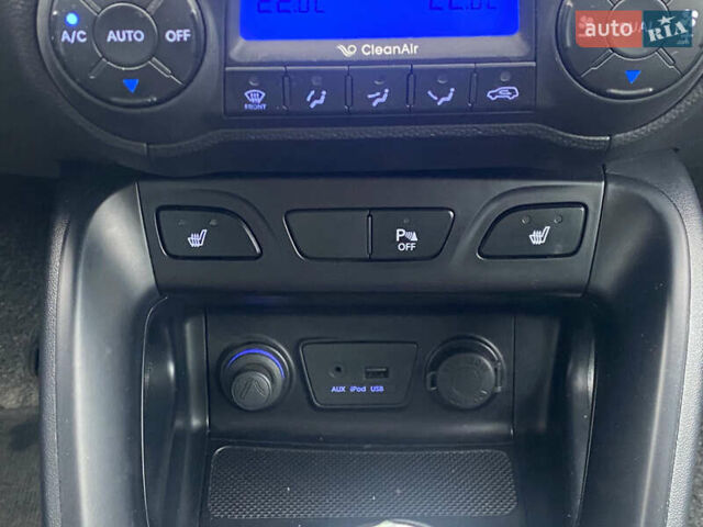 Белый Хендай их35, объемом двигателя 2 л и пробегом 145 тыс. км за 11500 $, фото 22 на Automoto.ua