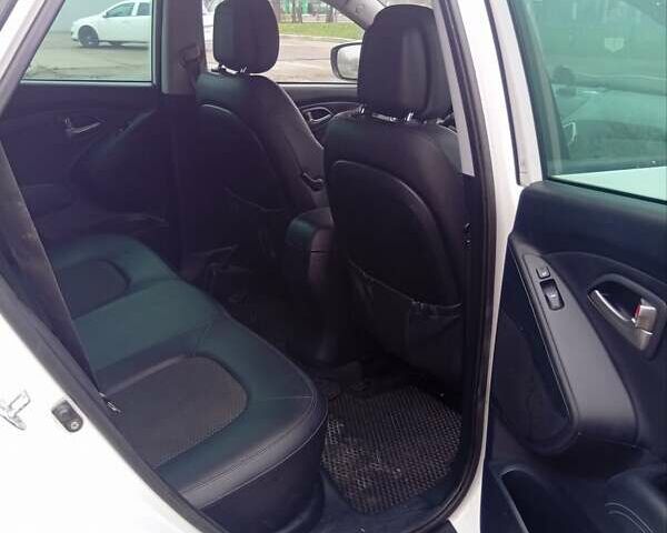 Белый Хендай их35, объемом двигателя 2 л и пробегом 202 тыс. км за 12500 $, фото 3 на Automoto.ua