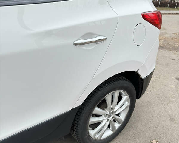 Белый Хендай их35, объемом двигателя 1.7 л и пробегом 255 тыс. км за 12200 $, фото 15 на Automoto.ua