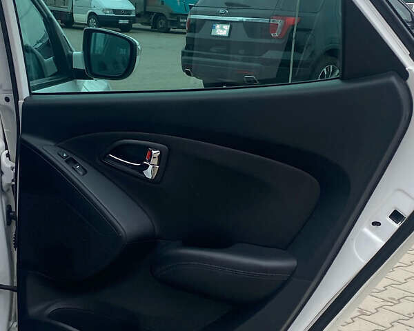 Белый Хендай их35, объемом двигателя 2 л и пробегом 145 тыс. км за 11500 $, фото 27 на Automoto.ua