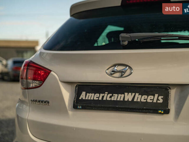 Белый Хендай их35, объемом двигателя 2 л и пробегом 300 тыс. км за 12900 $, фото 6 на Automoto.ua