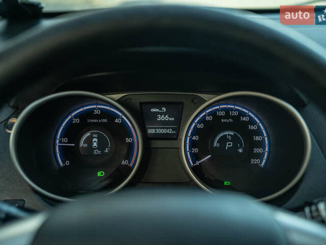 Белый Хендай их35, объемом двигателя 2 л и пробегом 300 тыс. км за 12900 $, фото 20 на Automoto.ua