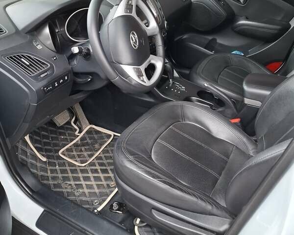 Белый Хендай их35, объемом двигателя 2 л и пробегом 184 тыс. км за 12400 $, фото 5 на Automoto.ua