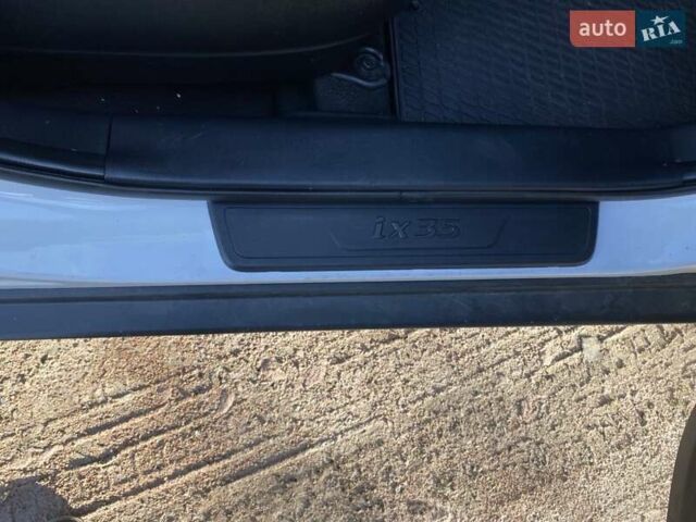 Белый Хендай их35, объемом двигателя 1.7 л и пробегом 215 тыс. км за 11300 $, фото 8 на Automoto.ua