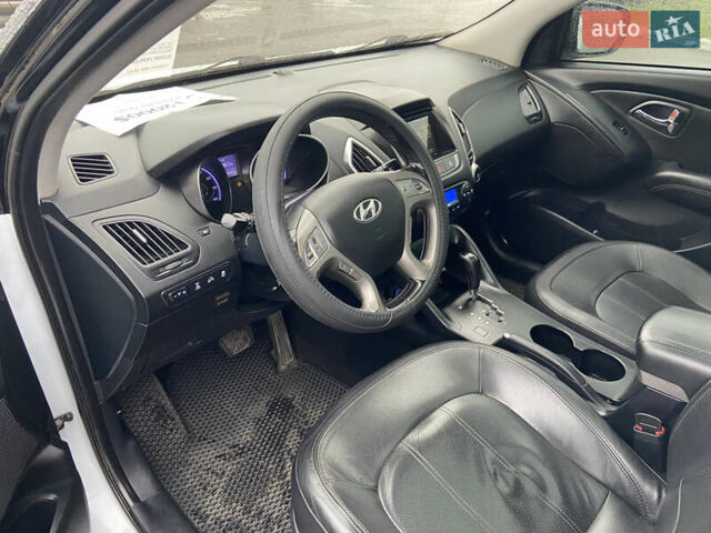 Білий Хендай іх35, об'ємом двигуна 2 л та пробігом 182 тис. км за 11999 $, фото 8 на Automoto.ua