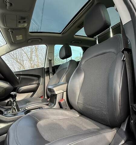 Белый Хендай их35, объемом двигателя 2 л и пробегом 235 тыс. км за 10999 $, фото 34 на Automoto.ua