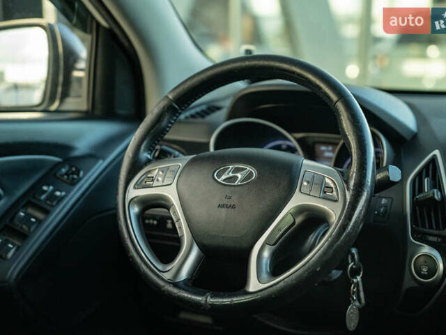 Белый Хендай их35, объемом двигателя 2 л и пробегом 300 тыс. км за 12900 $, фото 19 на Automoto.ua