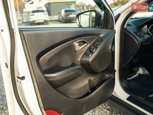 Белый Хендай их35, объемом двигателя 2 л и пробегом 300 тыс. км за 12900 $, фото 33 на Automoto.ua