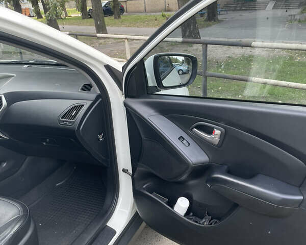 Белый Хендай их35, объемом двигателя 2 л и пробегом 101 тыс. км за 12900 $, фото 19 на Automoto.ua