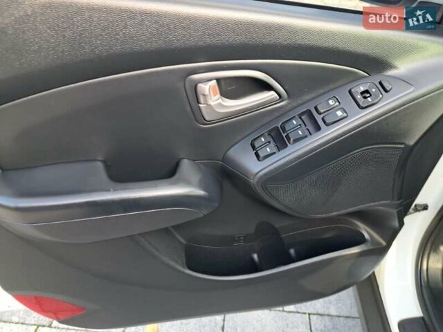 Білий Хендай іх35, об'ємом двигуна 2 л та пробігом 119 тис. км за 12600 $, фото 41 на Automoto.ua