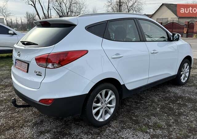 Белый Хендай их35, объемом двигателя 2 л и пробегом 235 тыс. км за 10999 $, фото 3 на Automoto.ua