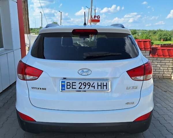 Белый Хендай их35, объемом двигателя 2 л и пробегом 145 тыс. км за 11300 $, фото 2 на Automoto.ua