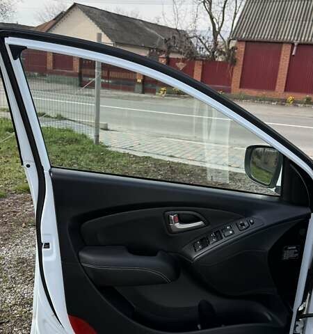 Белый Хендай их35, объемом двигателя 2 л и пробегом 235 тыс. км за 10999 $, фото 31 на Automoto.ua