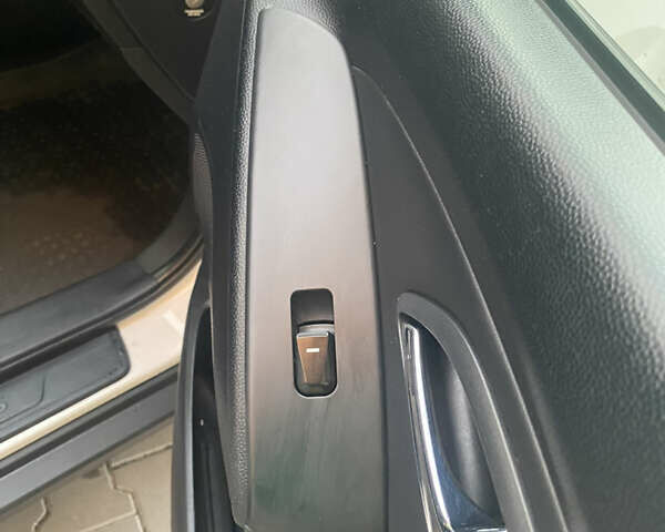 Белый Хендай их35, объемом двигателя 1.7 л и пробегом 255 тыс. км за 12200 $, фото 8 на Automoto.ua