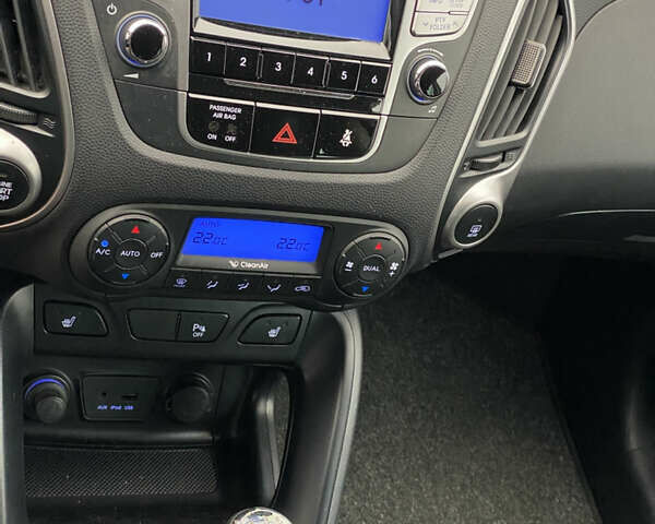 Белый Хендай их35, объемом двигателя 2 л и пробегом 145 тыс. км за 11500 $, фото 15 на Automoto.ua