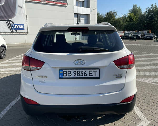 Белый Хендай их35, объемом двигателя 1.7 л и пробегом 198 тыс. км за 12500 $, фото 1 на Automoto.ua