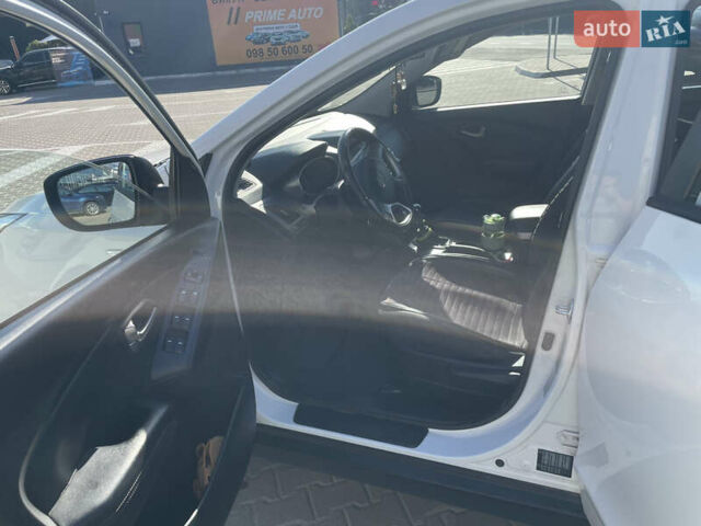 Белый Хендай их35, объемом двигателя 1.7 л и пробегом 198 тыс. км за 12500 $, фото 4 на Automoto.ua