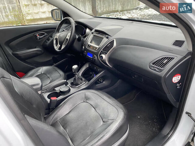 Белый Хендай их35, объемом двигателя 1.7 л и пробегом 258 тыс. км за 10900 $, фото 12 на Automoto.ua