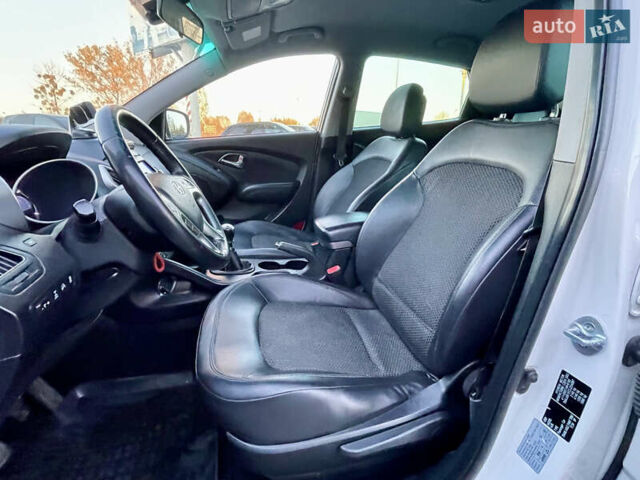 Белый Хендай их35, объемом двигателя 2 л и пробегом 179 тыс. км за 9300 $, фото 7 на Automoto.ua
