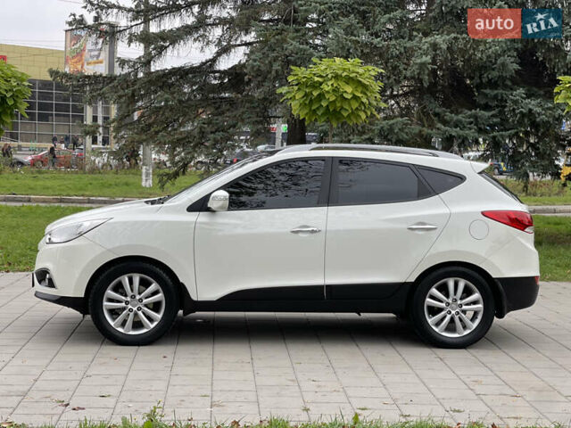 Белый Хендай их35, объемом двигателя 2.4 л и пробегом 118 тыс. км за 12900 $, фото 3 на Automoto.ua
