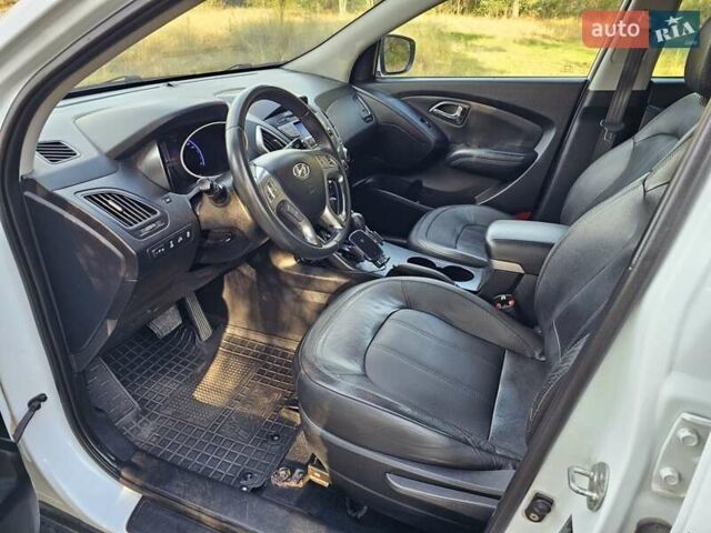 Белый Хендай их35, объемом двигателя 2 л и пробегом 180 тыс. км за 12500 $, фото 24 на Automoto.ua