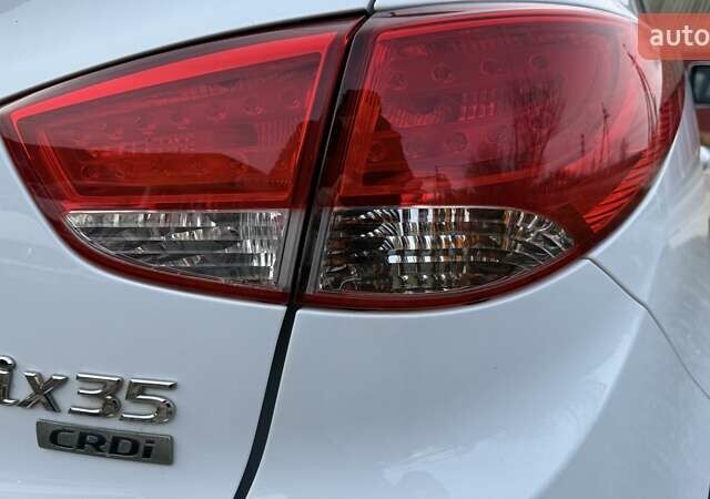 Белый Хендай их35, объемом двигателя 2 л и пробегом 235 тыс. км за 10999 $, фото 9 на Automoto.ua