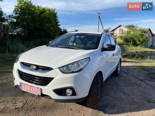 Белый Хендай их35, объемом двигателя 1.7 л и пробегом 215 тыс. км за 11300 $, фото 2 на Automoto.ua