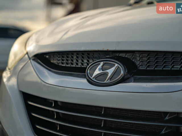 Белый Хендай их35, объемом двигателя 2 л и пробегом 300 тыс. км за 12900 $, фото 12 на Automoto.ua