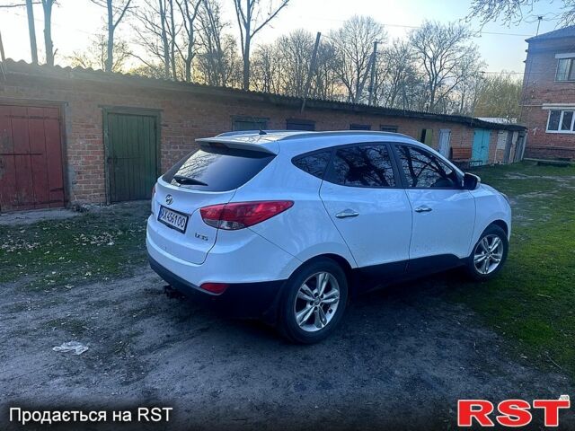 Белый Хендай их35, объемом двигателя 2 л и пробегом 208 тыс. км за 11500 $, фото 2 на Automoto.ua