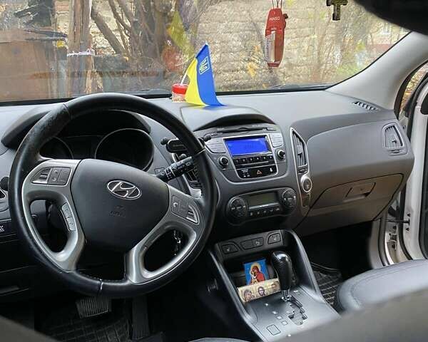 Белый Хендай их35, объемом двигателя 2 л и пробегом 37 тыс. км за 17000 $, фото 2 на Automoto.ua