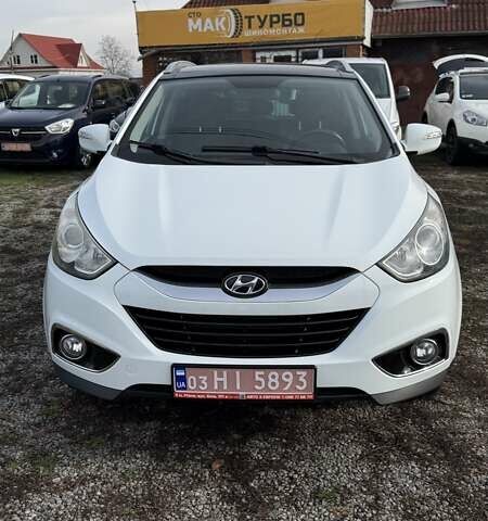 Белый Хендай их35, объемом двигателя 2 л и пробегом 235 тыс. км за 10999 $, фото 1 на Automoto.ua