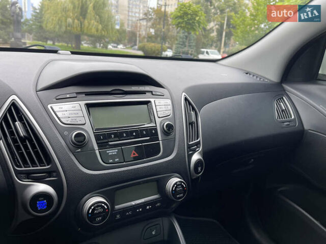 Белый Хендай их35, объемом двигателя 2.4 л и пробегом 118 тыс. км за 12900 $, фото 32 на Automoto.ua