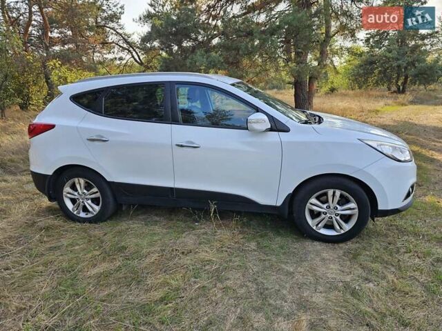 Белый Хендай их35, объемом двигателя 2 л и пробегом 180 тыс. км за 12500 $, фото 37 на Automoto.ua