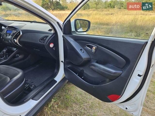 Белый Хендай их35, объемом двигателя 2 л и пробегом 180 тыс. км за 12500 $, фото 49 на Automoto.ua
