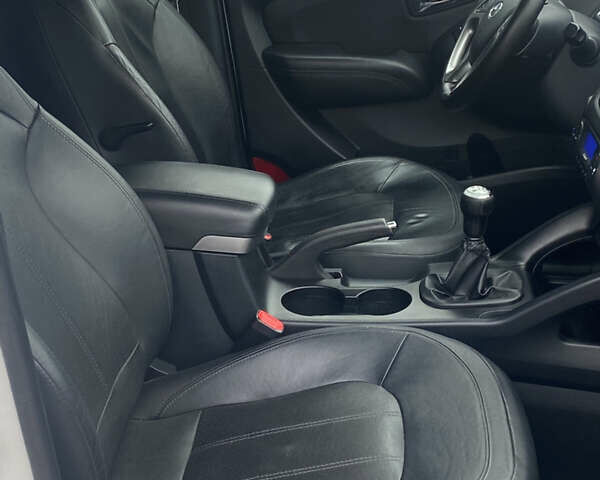 Белый Хендай их35, объемом двигателя 2 л и пробегом 145 тыс. км за 11500 $, фото 16 на Automoto.ua