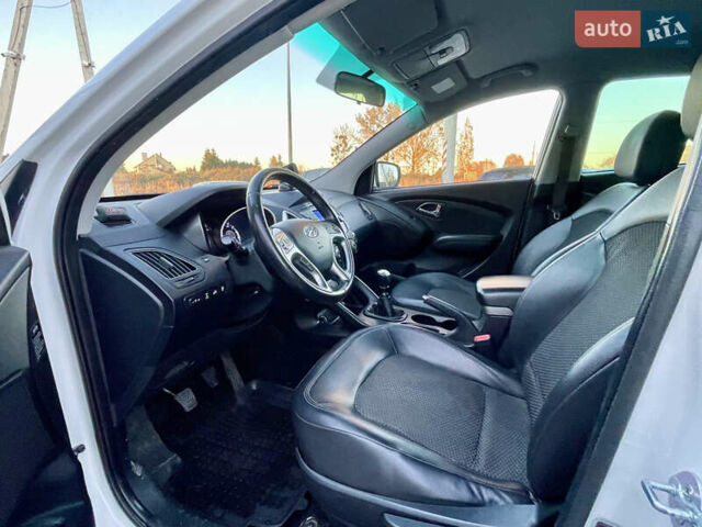 Белый Хендай их35, объемом двигателя 2 л и пробегом 179 тыс. км за 9300 $, фото 6 на Automoto.ua