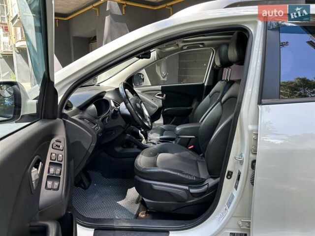 Білий Хендай іх35, об'ємом двигуна 2 л та пробігом 150 тис. км за 13200 $, фото 30 на Automoto.ua