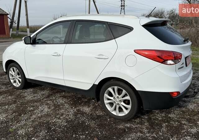 Белый Хендай их35, объемом двигателя 2 л и пробегом 235 тыс. км за 10999 $, фото 4 на Automoto.ua