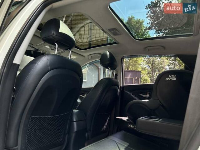 Білий Хендай іх35, об'ємом двигуна 2 л та пробігом 150 тис. км за 13200 $, фото 41 на Automoto.ua