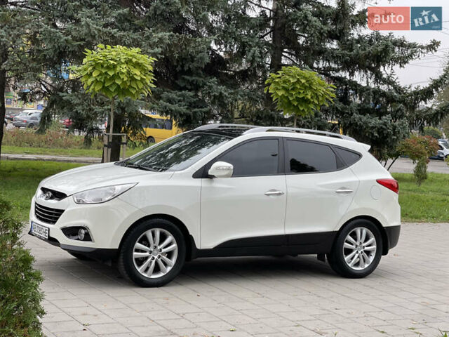 Белый Хендай их35, объемом двигателя 2.4 л и пробегом 118 тыс. км за 12900 $, фото 1 на Automoto.ua
