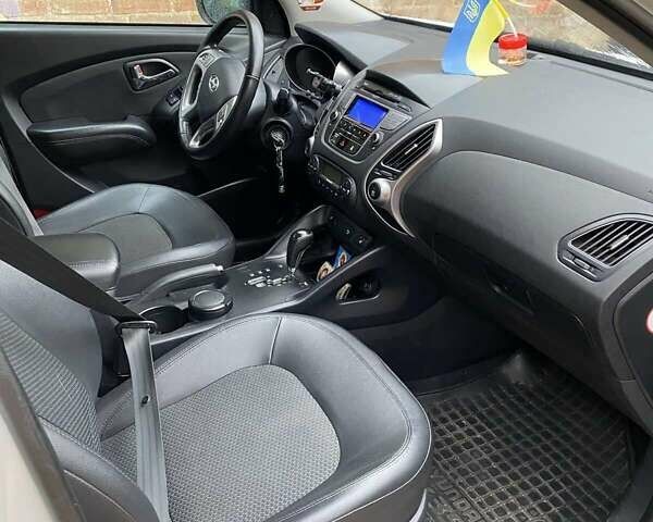 Белый Хендай их35, объемом двигателя 2 л и пробегом 37 тыс. км за 17000 $, фото 1 на Automoto.ua