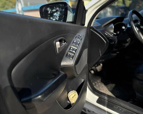 Белый Хендай их35, объемом двигателя 2 л и пробегом 101 тыс. км за 12900 $, фото 15 на Automoto.ua