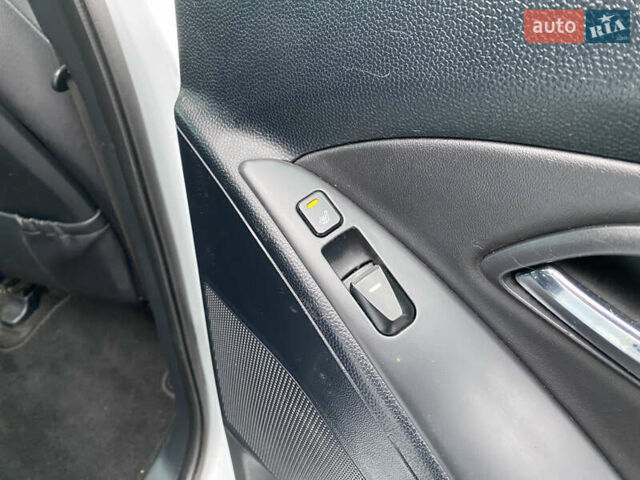 Белый Хендай их35, объемом двигателя 1.7 л и пробегом 258 тыс. км за 10900 $, фото 17 на Automoto.ua