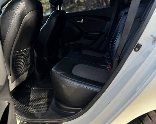 Белый Хендай их35, объемом двигателя 2 л и пробегом 101 тыс. км за 12900 $, фото 16 на Automoto.ua