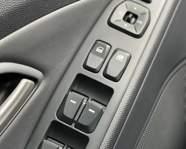 Белый Хендай их35, объемом двигателя 2.4 л и пробегом 118 тыс. км за 12900 $, фото 37 на Automoto.ua