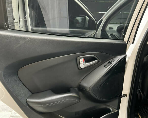 Белый Хендай их35, объемом двигателя 2 л и пробегом 181 тыс. км за 11999 $, фото 21 на Automoto.ua