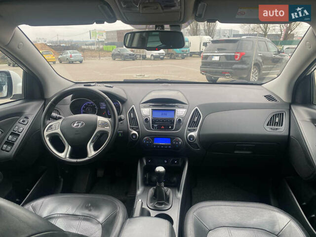 Белый Хендай их35, объемом двигателя 2 л и пробегом 145 тыс. км за 11500 $, фото 19 на Automoto.ua