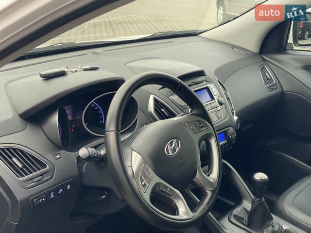 Белый Хендай их35, объемом двигателя 2 л и пробегом 145 тыс. км за 11500 $, фото 10 на Automoto.ua