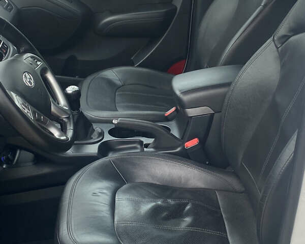 Белый Хендай их35, объемом двигателя 2 л и пробегом 145 тыс. км за 11500 $, фото 11 на Automoto.ua